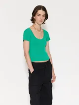 Top verde esmeralda ajustado al cuerpo, de mangas cortas y escote redondo.