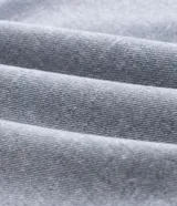 Pantalón de vestir masculino modelo básica, con cintura con trabillas, cierre tradicional con vista oculta y bolsillos laterales.
