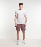 Remera deportiva blanca de poliéster con cuello redondo, mangas cortas y estampa geométrica en el pecho.