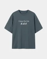 Remera oversize gris oscura con diseño estampado en el frente que dice 'Uruguay Run Club' junto a pequeñas siluetas corriendo.