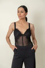 Body entero blanco de tul elastizado combinado con encaje.