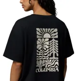 Remera oversize de Columbia color negro, de manga corta, con cuello redondo y el logo de la marca estampado en pequeño en el pecho.