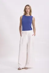 Crop top tejido sin mangas, con cuello redondo y diseño ajustado.
