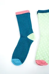 Pack de tres pares de medias crew de diseño colorido y estampado variado. Incluye un par a rayas rojas con talón azul y puntera celeste, un par verde claro con lunares blancos, talón azul y puntera rosada, y un par azul con rayas, talón verde claro y puntera celeste.