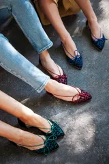 Bailarinas de raso flocado color granate con estampado animal print, aberturas laterales y cordones finos del mismo tono. Incluyen plantilla de piel y plantilla extra de lana intercambiable.