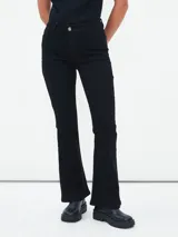 Pantalón jean estilo oxford color negro, de tiro medio con bolsillos delanteros y traseros.