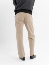 Jean de corte carpintero en color beige, con diseño de cinco bolsillos y costuras reforzadas.