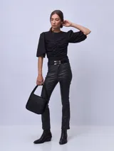 Pantalón de jean negro de corte recto, con efecto brillante.