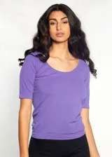 Remera roja de microfibra con escote redondo y mangas cortas.