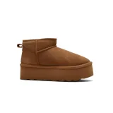 Bota corta de cuero con plataforma alta y diseño minimalista, con tirador en la parte trasera.