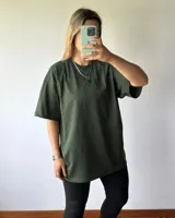 Remerón de manga corta, color verde oscuro, con corte oversize y cuello redondo.