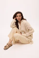 Camisa blanca oversize de algodón con cuello clásico, mangas largas y puños abotonados con detalle de tablas.