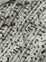 Bombacha colaless de algodón suave con textura acanalada y estampado animal print en tonos marrones sobre base blanca.