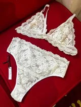 Bombacha de tiro alto confeccionada en encaje blanco con diseño floral, de calce vedetina.