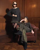 Pantalón oxford de tejido de punto con lurex y viscosa, con pequeños orificios a los costados.