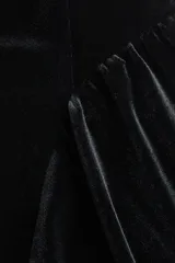 Vestido corto de velour negro con escote cuadrado, breteles anchos, cuerpo entallado y falda acampanada con frunces en la cadera.