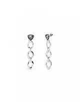 Par de aros colgantes plateados con cristal verde triangular y tres eslabones ovalados.
