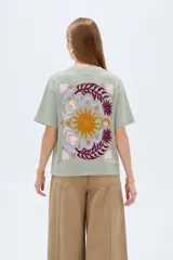 Remera blanca de manga corta, cuello redondo a la base y diseño holgado, confeccionada en algodón.
