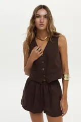 Short de lino color marrón, con cintura elástica con cordón de ajuste y bolsillos laterales.
