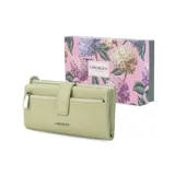 Billetera de mujer color verde claro, confeccionada en símil cuero con textura granulada. Cuenta con cierre frontal, presilla con broche y compartimentos internos para tarjetas y billetes.