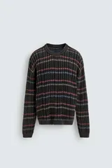 Jersey de punto con ajuste relajado, cuello redondo y manga larga. Presenta un diseño de rayas horizontales multicolores sobre una base oscura con textura de ochos y efecto lavado.