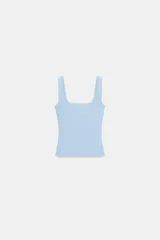 Camiseta celeste de corte ajustado, con escote cuadrado y tirantes anchos.
