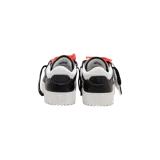 Championes Off-White 3.0 Court en color negro y blanco, confeccionados en cuero texturizado, con suela dentada de goma blanca, cordones negros con inscripción "SHOELACES", etiqueta colgante distintiva de la marca y brida zip-tie naranja.