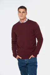 Buzo tejido de lana con escote redondo a la base, de corte clásico y mangas largas con puños acanalados.