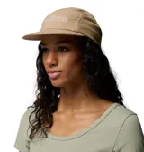 Gorro Columbia Wingmark Cap color beige, de estilo sencillo y ligero, con paneles laterales de malla y cierre posterior ajustable con hebilla.