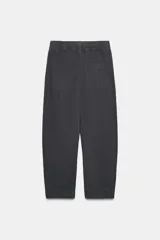 Pantalón de tiro bajo con cintura elástica ajustable mediante cordón, bolsillos delanteros y bolsillos de plastrón en la parte trasera.