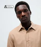 Camisa de manga larga para hombre, color beige con efecto melange, con cuello inglés y cierre frontal de botones.
