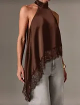 Blusa marrón de satén con cuello halter, diseño fluido y dobladillo asimétrico adornado con encaje delicado.