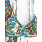 Conjunto de traje de baño de tres piezas con estampado de hojas tropicales en tonos blanco y negro. Incluye un top tipo tankini con cordón ajustable en el centro, un short de tiro alto y una camisa abierta de manga larga tipo salida de baño.