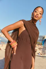 Chal de gasa color chocolate, con diseño drapeado y escote asimétrico.