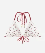 Top de bikini triangular de color blanco con estampado de pequeños hongos y tirantes a cuadros en tonos rojos.