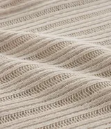 Camisa de manga corta para hombre con cuello solapa y cierre frontal de botones. Presenta un diseño de punto con textura de líneas verticales en color beige y calce regular. Confeccionada en una mezcla de poliéster y algodón sustentable.