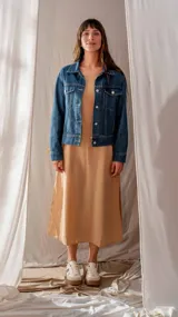 Campera de jean azul con flecos de strass dorados en mangas y espalda.