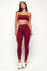 Calza deportiva de talle alto color bordó, confeccionada en poliamida sin costura frontal para mayor comodidad y ajuste perfecto.