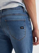 Pantalón de jean azul de corte recto.