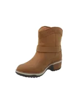 Botin de cuero color café de la marca RKF, con diseño de inspiración western, taco bajo y tira con hebilla metálica ajustable alrededor del tobillo.