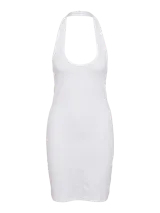 Vestido corto blanco con cuello halter y corte ajustado.