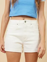 Short de jean blanco de cintura alta, corte slim fit, con cierre de botón y cremallera.