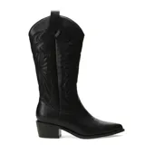 Botas estilo tejano color bordó, con caña alta, punta fina y taco cuadrado. Presentan costuras decorativas en la caña y en la puntera.