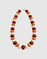 Collar de cuentas redondas y aplanadas en tonos rojo, naranja y blanco, con cierre metálico.