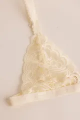 Sostén tipo bralette negro de encaje elastizado, con diseño triangular y breteles con detalle de encaje.