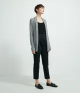 Cardigan largo femenino de la marca Blue Steel, confeccionado en tejido de punto liso color gris. Presenta diseño abierto sin cierres y cuello tipo chal.