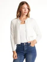 Chaqueta tejida blanca de la marca Rio & Rian, con cuello a la base bordado con perlas y canutillos. Cuenta con broche de enganche interno, bolsillos simulados en la delantera con aplique de brillos, y vivo delantero y puños en tejido lurex.