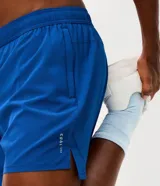 Bermuda deportiva Get Over de corte corto y ajuste suelto, confeccionada en tejido técnico de poliéster y elastano. Cuenta con cintura elástica y recortes con tecnología láser para mayor ventilación.