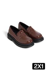 Mocasines de cuero charol color marrón con suela track negra de goma.
