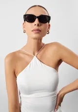 Lentes de sol con montura azul traslúcido y lentes grises.